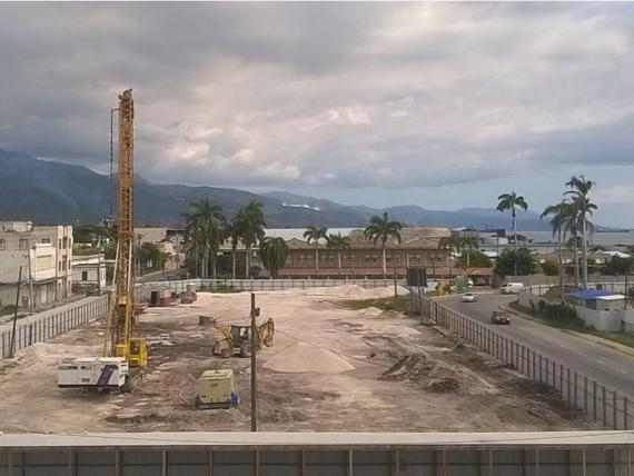 Trabajos de mejora del terreno mediante columna de grava para la construcción de un edificio de oficinas y zona comercial en Kingston, Jamaica