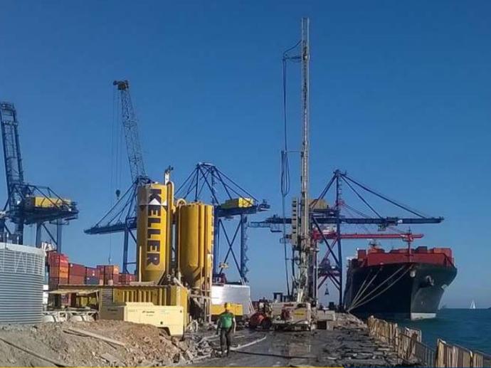 Trabajos de mejora del terreno en el Puerto de Valencia