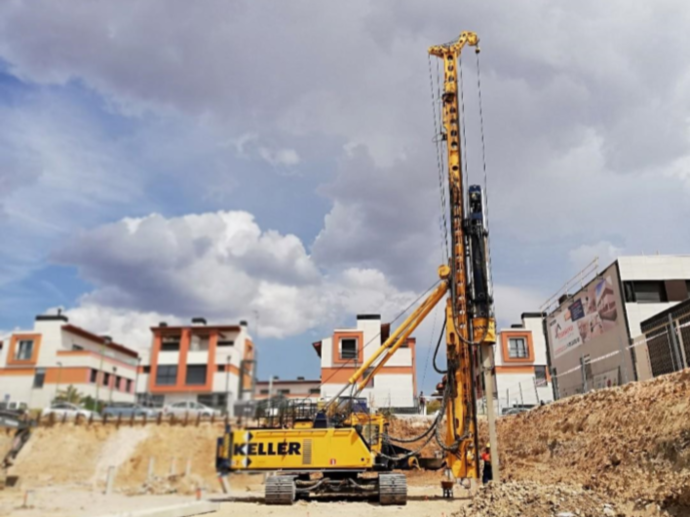 Trabajos de hinca de pilotes para la cimentación de 22 viviendas en Burgos