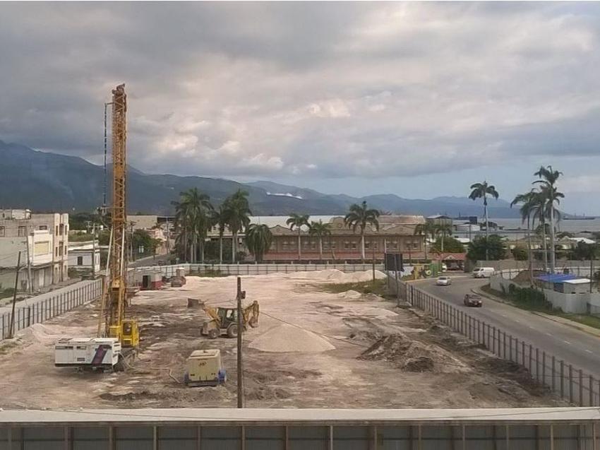 Trabajos de mejora del terreno mediante columna de grava para la construcción de un edificio de oficinas y zona comercial en Kingston, Jamaica